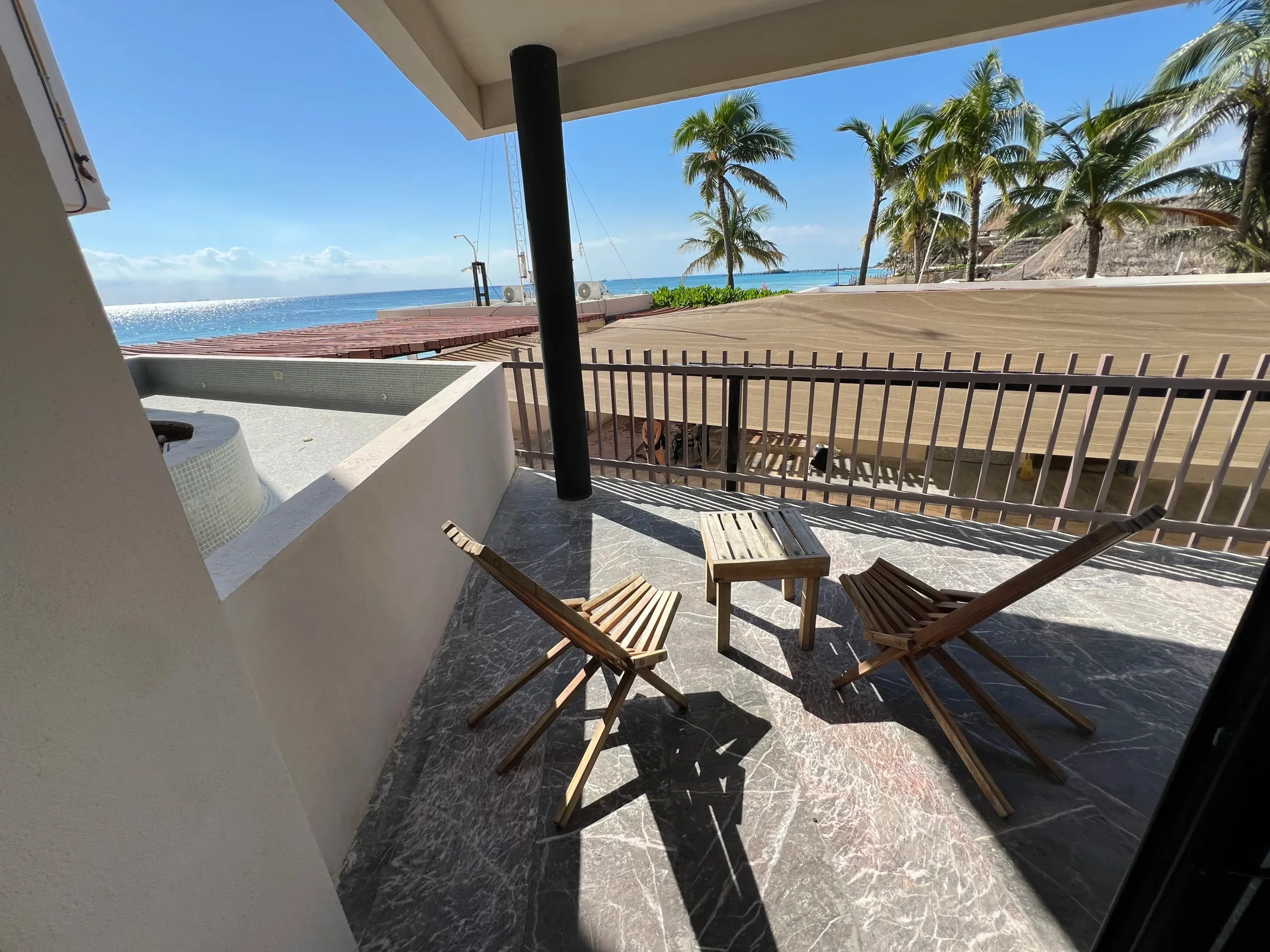 IT Beach · Condo beachfront de 2 recámaras con terraza privada